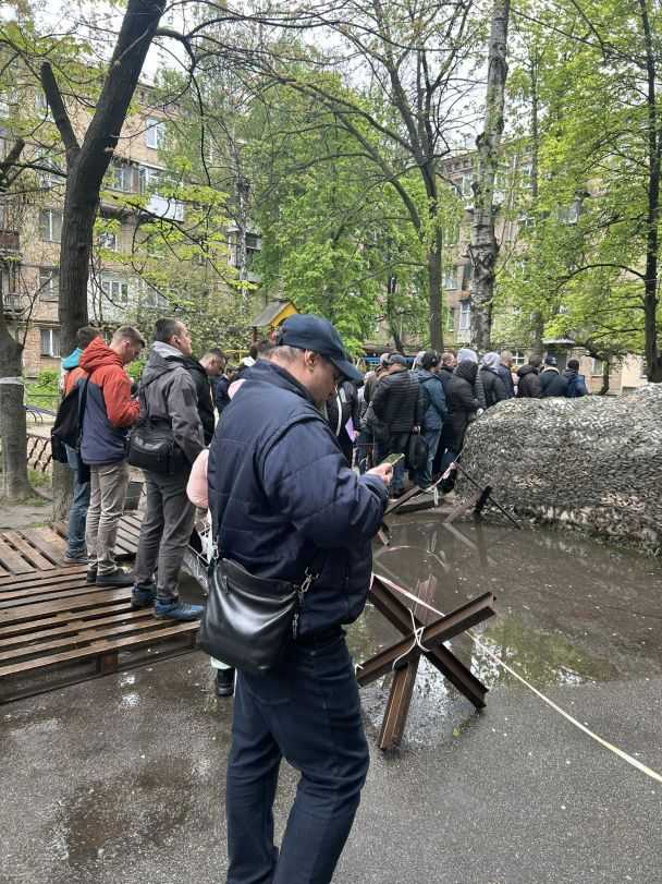 В черзі до ТЦК було до сотні чоловіків / Фото Юлії Бартле / © 