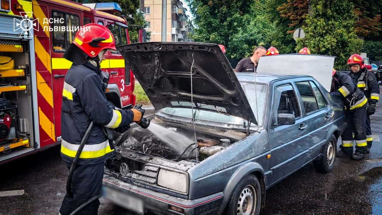 Новини Львів: Почав йти дим з-під капота. У Львові ледь не згоріла автівка (відео)