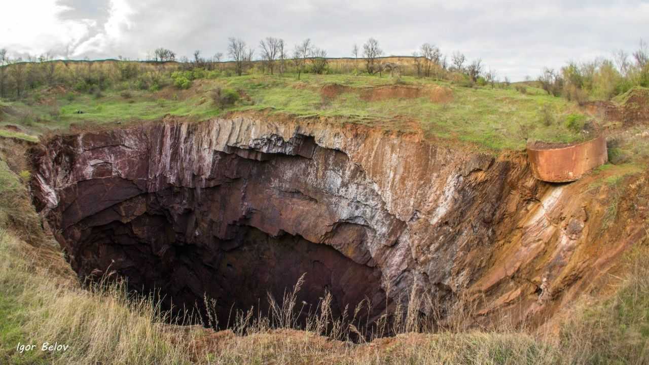 Новини Львів: На Львівщині на подвір’ї приватної садиби утворилося велике провалля. Скликають комісію ТЕБ та НС