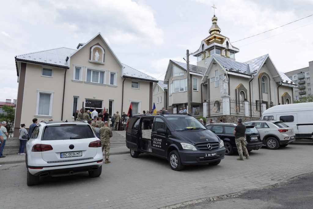 Бориславська громада провела в останню дорогу Героя Руслана Кугівчака