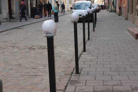 Львів'яни вимагають прибрати стовпці з тротуарів.