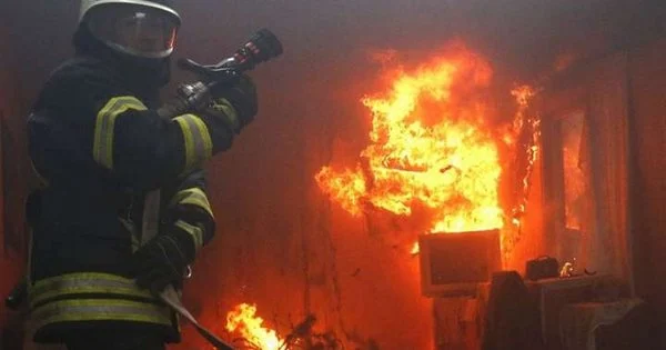 У Дрогобичі: Жорстока пожежа забрала життя жінки в її квартирі.