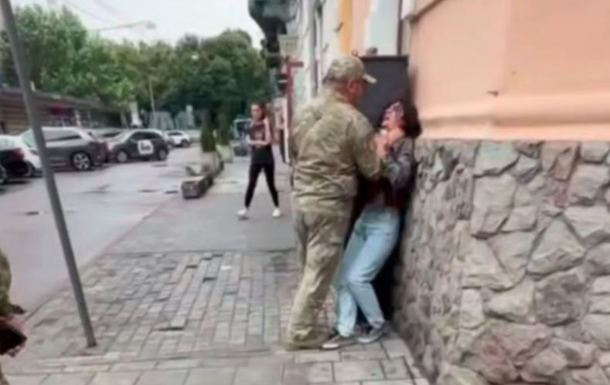 Львівський інцидент: Працівник ТЦК схопив жінку за горло. Військкомат: “Термінове пояснення”