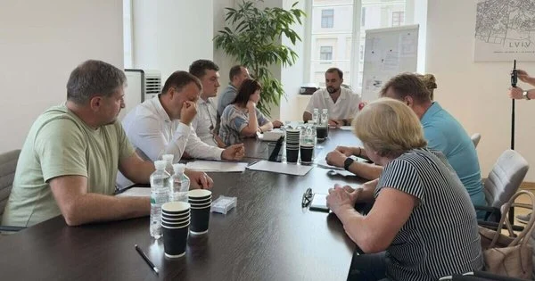 McDonald’s знову обіцяє тишу на площі Ринок: боротьба з шумом витяжок.