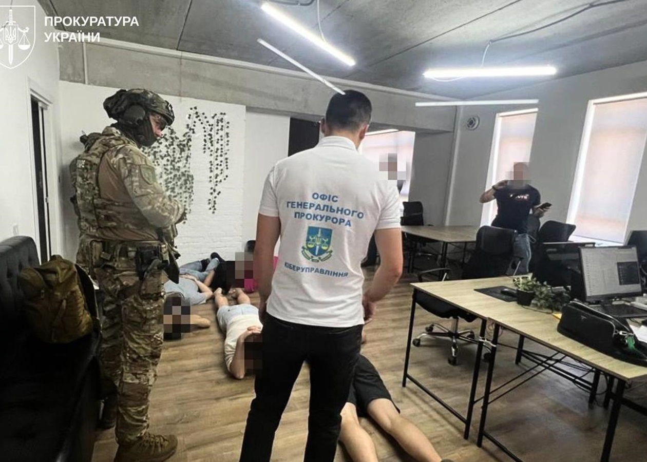 Тайли:
Варіант 1 (акцент на обман):
Львів: Колл-центр обернув обіцянки інвестицій у шахрайство.
Варіант 2 (акцент на викриття):
Викрито львівський кол-центр, що обіцяв інвестиційний зиск, але обманював.
Варіант 3 (більш загальний):
Львів: Розкрито шахрайський call-центр, який обіцяув повернути гроші з інвестицій.
Варіант 4 (коротший):
У Львові викрили кол-центр, що обманював з інвестиціями.