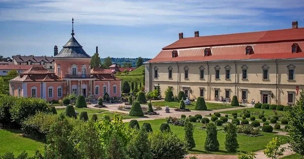 Золочівський замок: від фортифікацій до китайського палацу – ваш путівник!