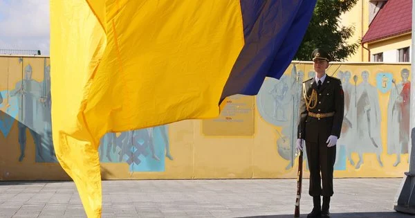 Діти захисників підняли синьо-жовтий стяг над Львовом: фото дня, що надихає