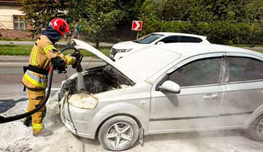 Львів у вогні: авто спалахнуло на ходу – розбір причин і наслідків.