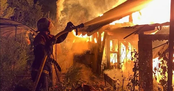 Пожежа на дачах у Винниках: 11 рятувальників боролися з вогнем.