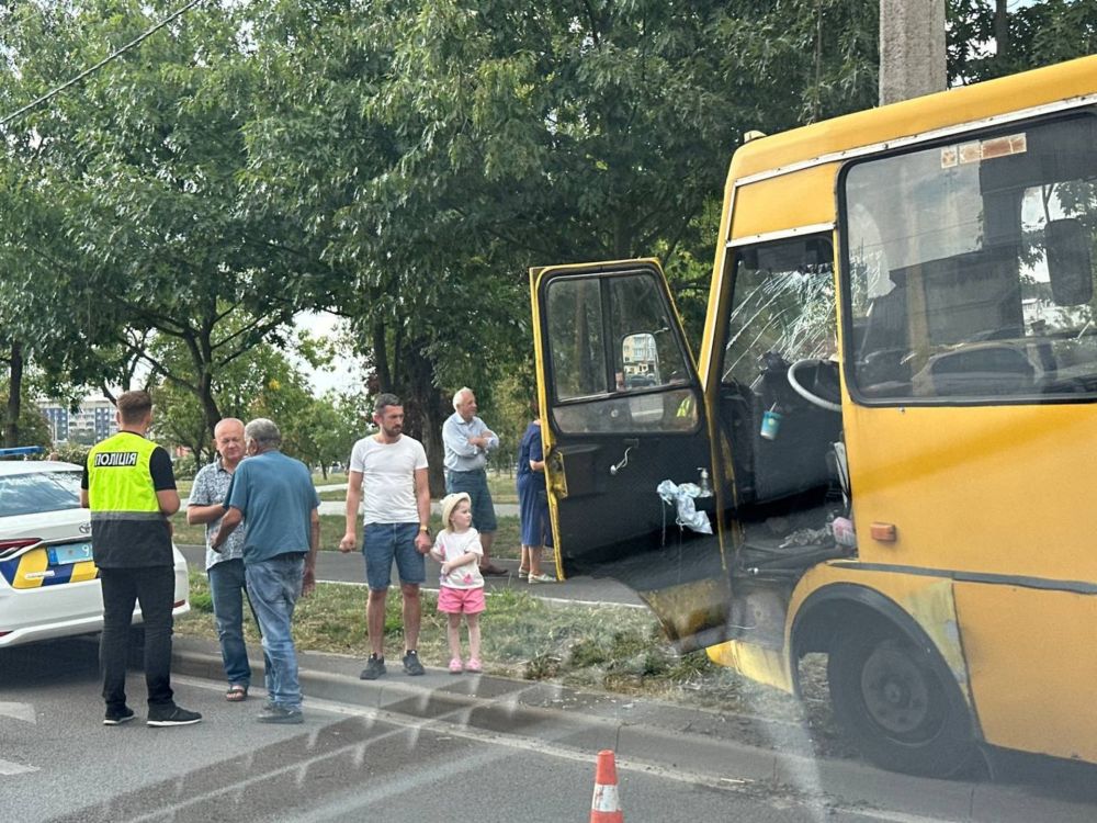 У львівській аварії з маршруткою постраждали двоє.