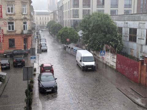 Грози та тепло: Погода на вихідні +23°C