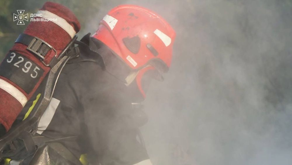 Львівщина: Вогонь у будинку забрав здоров'я жінки. Важкі травми, рятувальники борються з полум'ям.