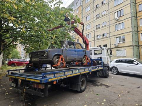 На арештмайданчик у Львові: 8 вулиць віддали "забуті" автівки.