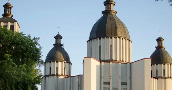 Ось кілька варіантів, до 160 символів, без тега strong:

* Львів: 35-річний хуліган вдерся до церкви та напав на священика під час служби.
* Шок у Львові: Під час богослужіння 35-річний чоловік напав на священника.
* Кричущий інцидент у Львові: 35-річний хуліган напав на священика в церкві.
* Напад на священника у Львові: 35-річний чоловік скоїв напад під час служби.
* Львів: 35-річний хуліган атакував священика просто під час богослужіння.