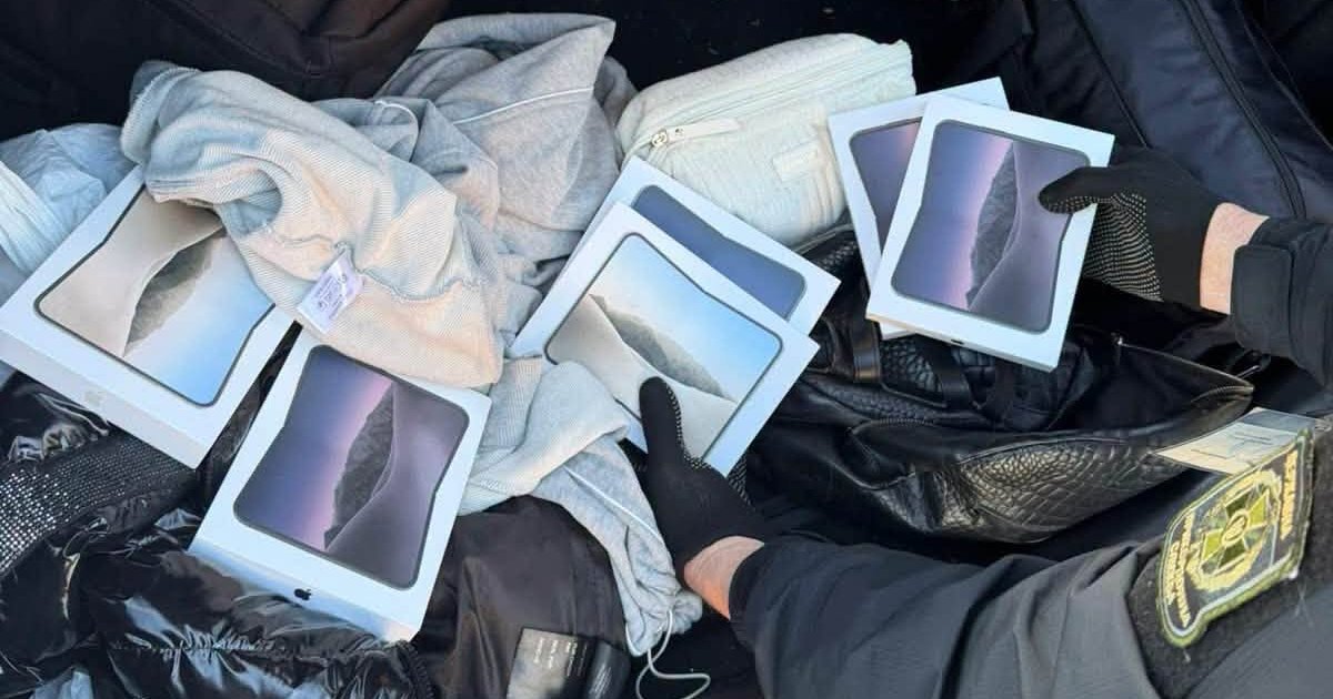 Львівщина: 1,2 мільйона гривень техніки Apple виявили на кордоні.