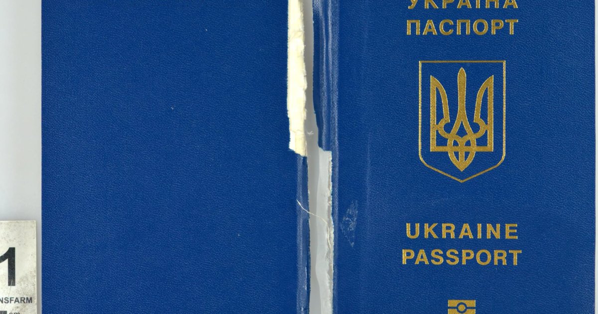 Українка намагалася перетнути кордон з Львівщиною, маючи паспорт, розірваний навпіл.