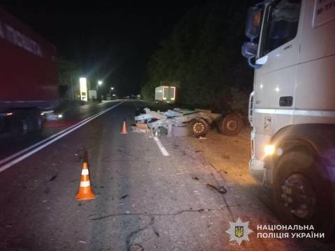 Зіткнення біля Львова: Вантажівка травмувала водія та пасажирку легковика.